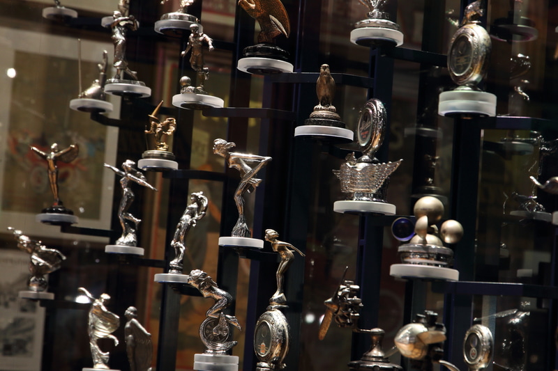 はじめはアフターパーツだったというカーマスコット。オーナーがクルマに自分らしい個性を求める気持ちは昔も今も変わらないようです