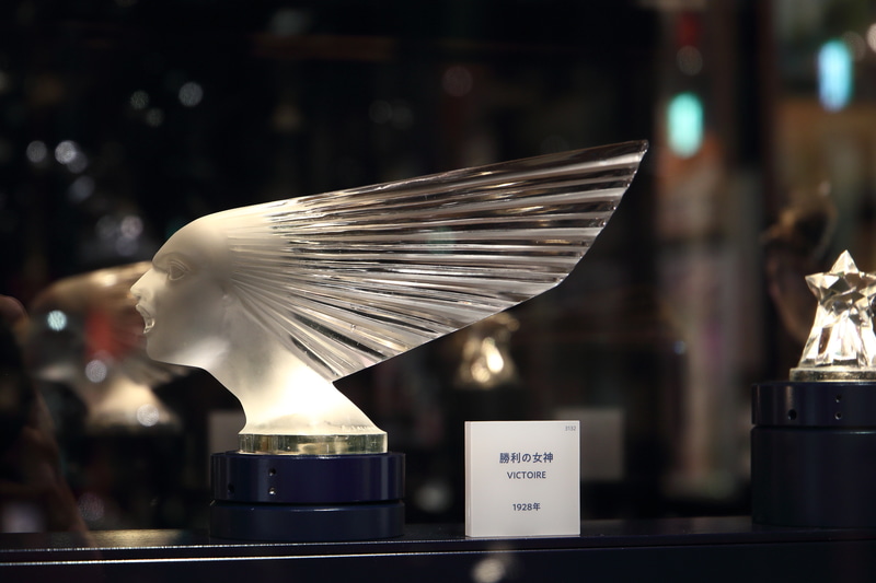 フランスのガラス工芸家ルネ・ラリックが製作したガラス製カーマスコット全29種類の常設展示は世界的に見ても貴重です