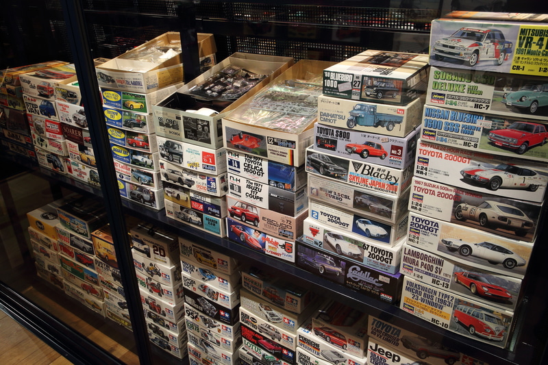 当時のお店の雰囲気を意識し雑然とした積み方にしたというプラモデル