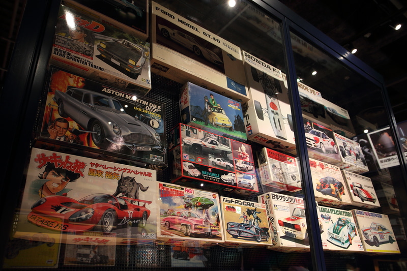 1970～80年代の小学生を直撃したスーパーカーブームに登場した様々なアイテム。その出来具合のバラバラさ加減が当時を思い起こさせる消しゴムや、メンコ、プラモデルなど多数展示しています