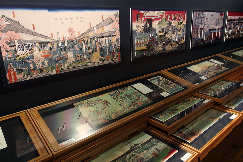 引札、うちわ絵のような明治、大正の広告メディアから子ども向けのすごろくまでざまざまなものに自動車が描かれているのは、いかに自動車が時代を象徴する存在であったかを物語っています