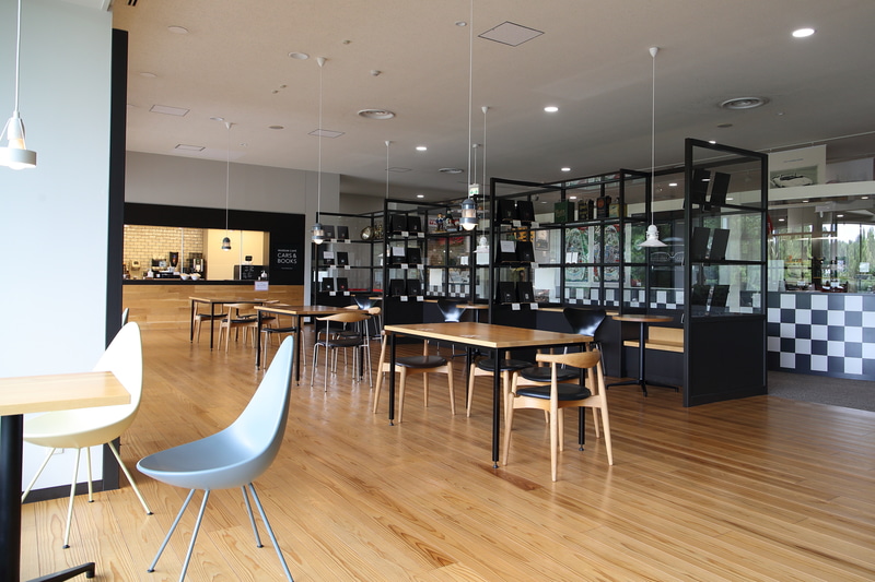 盛りだくさんの博物館ですから明るく落ち着いたカフェで途中一休みしながらの見学がオススメです