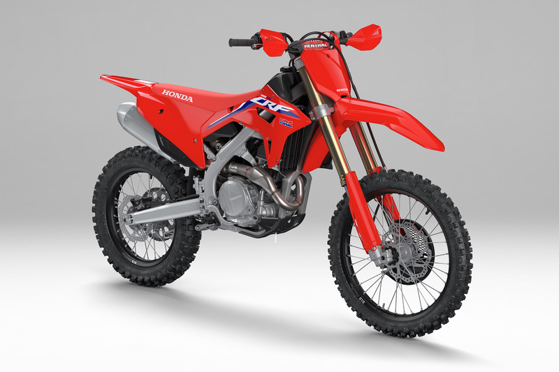 CRF450RXはライダーの手などを飛び石や枝から保護するナックルガードが標準装備となる