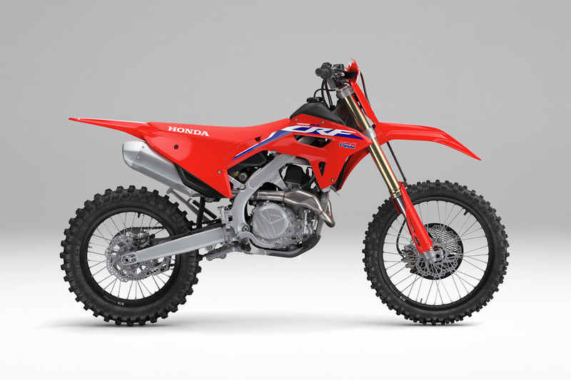 CRF450RXはライダーの手などを飛び石や枝から保護するナックルガードが標準装備となる