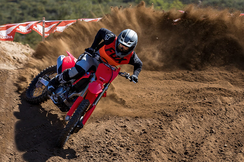 CRF450R、CRF450RXは競技専用のため、公道および一般交通は一切走行できない。ナンバープレートも取得できないのでご注意いただきたい