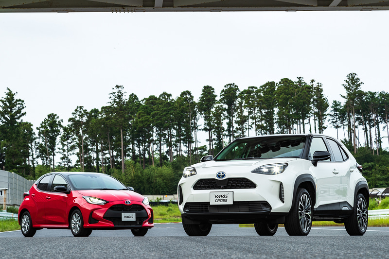新型コンパクトSUV「ヤリスクロス」（右）とコンパクトハッチバック「ヤリス」（左）