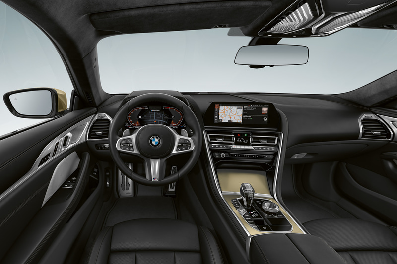 金色の専用インテリアトリムを採用するとともに、ヘッドレストにEdition Golden Thunderとレタリングが施されるなど特別感を演出