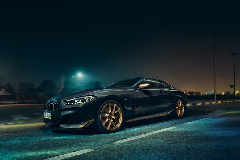 ブラック・サファイアのボディカラーにブラックの塗装を施したキドニーグリル、ブレーキキャリパーを特別装備