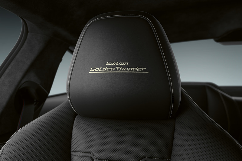 金色の専用インテリアトリムを採用するとともに、ヘッドレストにEdition Golden Thunderとレタリングが施されるなど特別感を演出