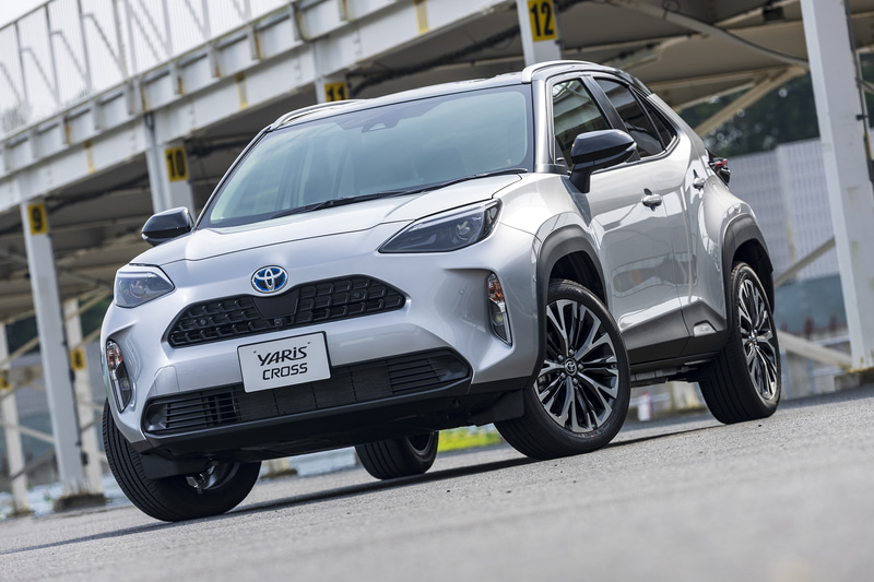 ヤリスクロス。撮影車両はHYBRID G。ボディカラーはシルバーメタリックとブラックマイカルーフの2トーン