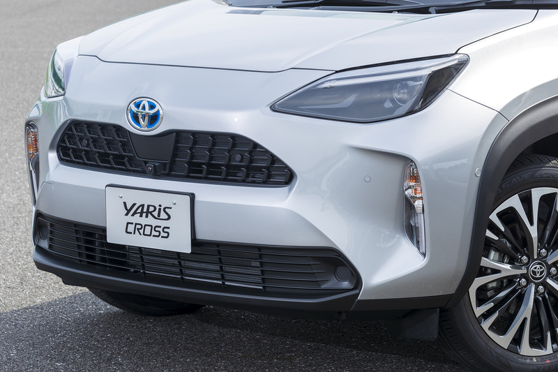 フロントマスクは台形のグリルデザインでどっしりとした安定感がある