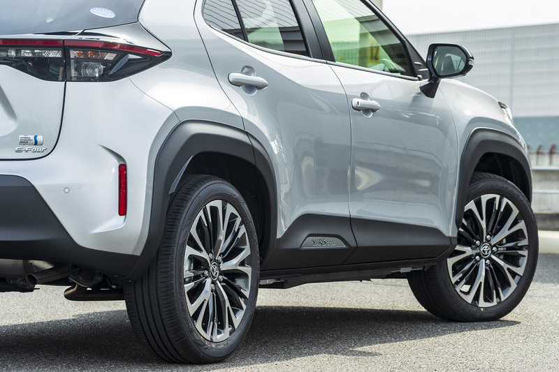 フェンダーとサイドシルは樹脂製のガードでカバー