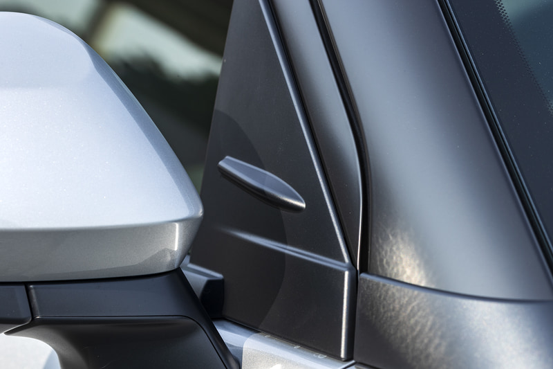 ドアミラー根元にエアロスタビライジングフィンが付く