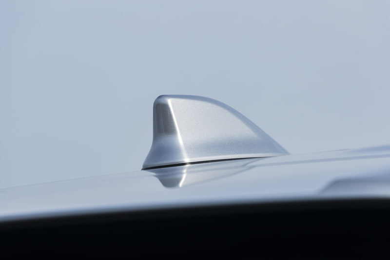 ルーフアンテナはシャークフィンタイプ