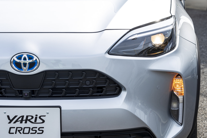 ヘッドライトはハロゲンのプロジェクター。バンパー下部にデイライトとウインカーが付く