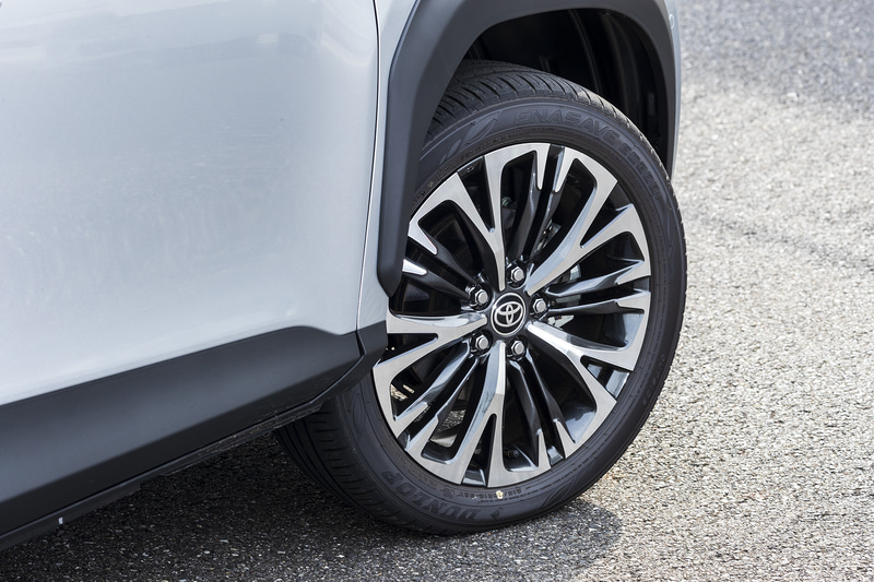 オプションと思われる18インチアルミホイールと215/50R18タイヤ。標準のタイヤサイズは205/65R16となるようだ