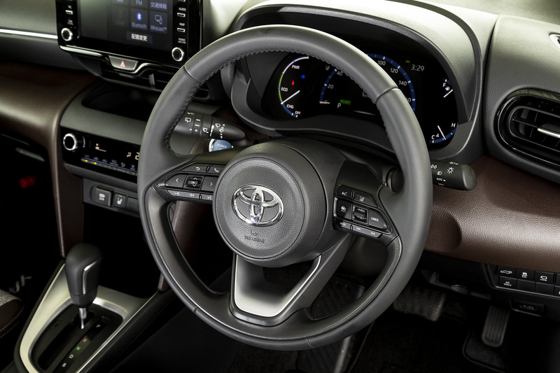 ステアリングはヤリスと同タイプ