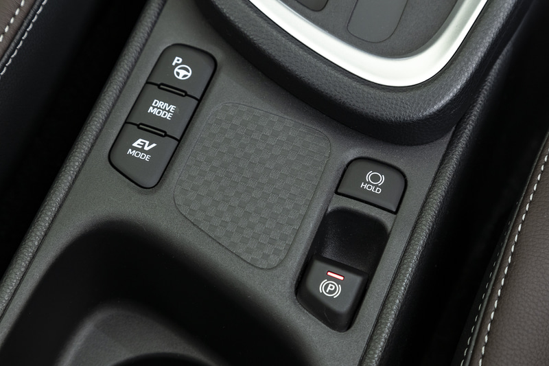 パーキングブレーキが電動式に。ヤリスでは運転席側にあったEVパワートレインモードスイッチなどは助手席側に移動