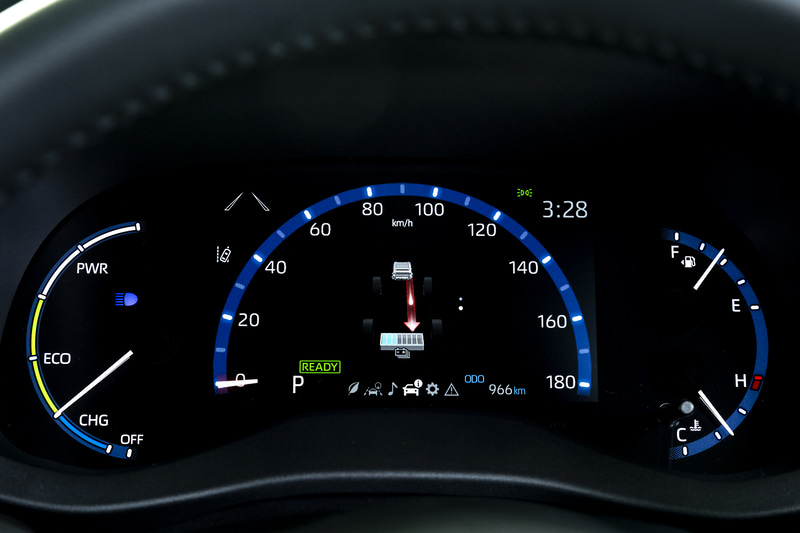 RAV4譲りと思われるメーターパネル。グレードによってはヤリスと同じフードレス双眼デジタルTFT式メーター装着車もあるようだ