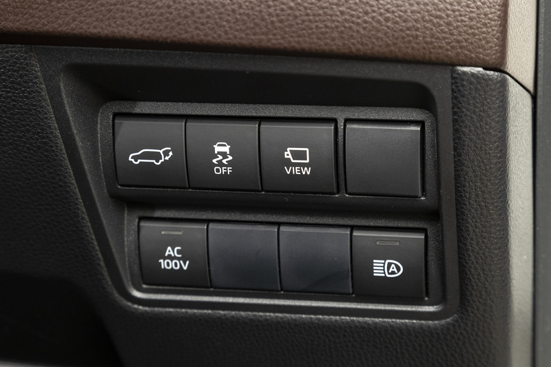 ステアリングコラム右側のスイッチパネル。パワーバックドアやハイブリッド車ならではのAC100Vスイッチがある