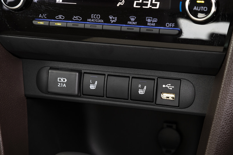 シートヒーターとUSBソケット