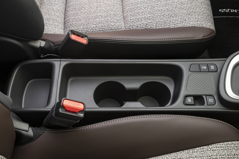 サイドブレーキレバーがなくなったセンターコンソール