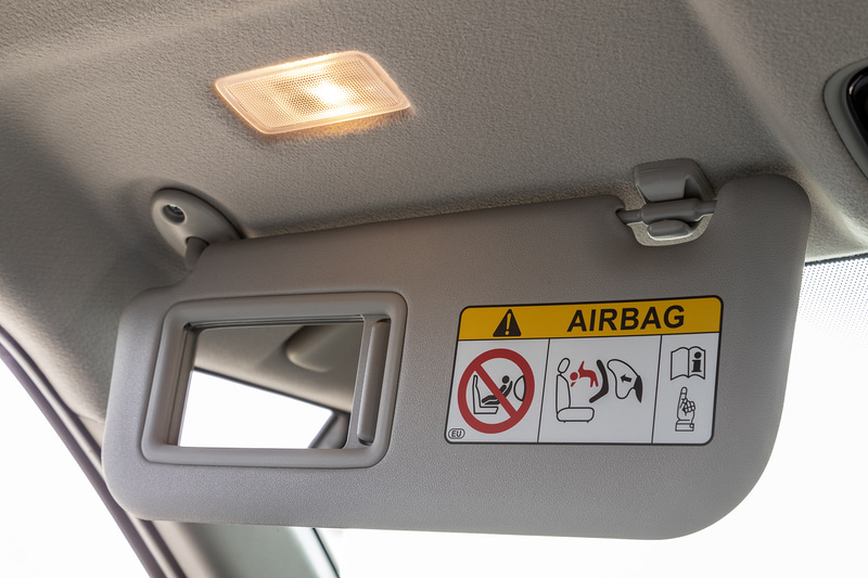 運転席、助手席ともサンバイザー裏にバニティミラーを装備。照明も付く