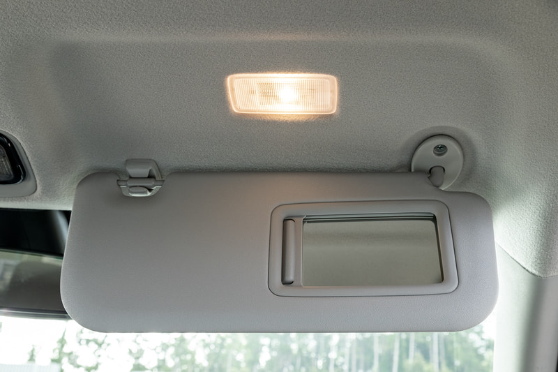 運転席、助手席ともサンバイザー裏にバニティミラーを装備。照明も付く