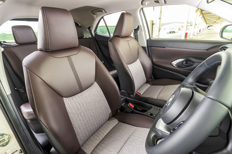 ブラウンの内装色はシックな印象。シート表示は合皮とファブリックのコンビネーション