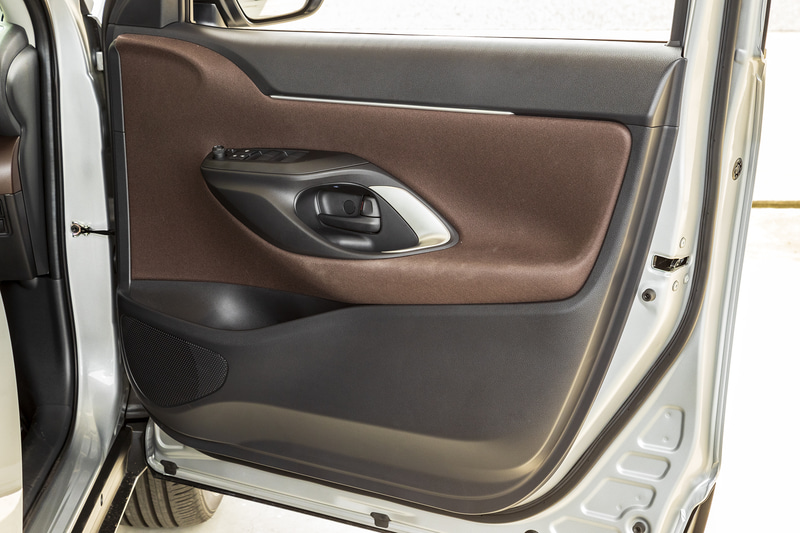 運転席のドアトリム。不織布を使ったトリム（中央のブラウン部）はヤリスと同様