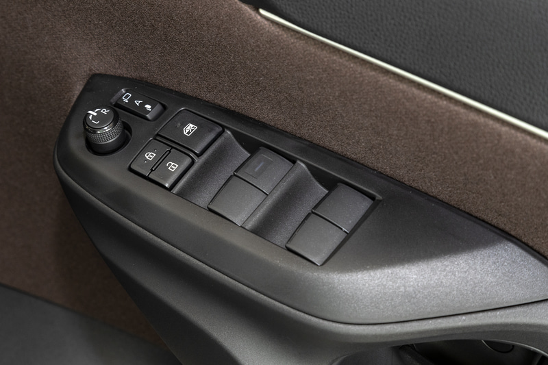 ドアミラーとパワーウィンドウのスイッチ