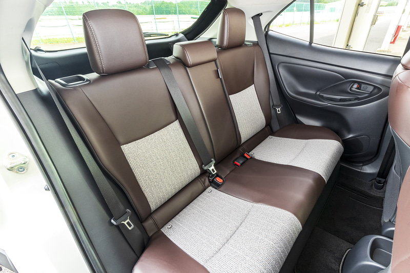 リアシートは4：2：4の3分割可倒式を採用