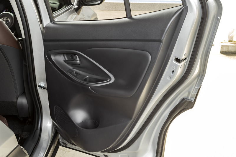 後席ドアトリム。中央部はブラウンではなくブラック