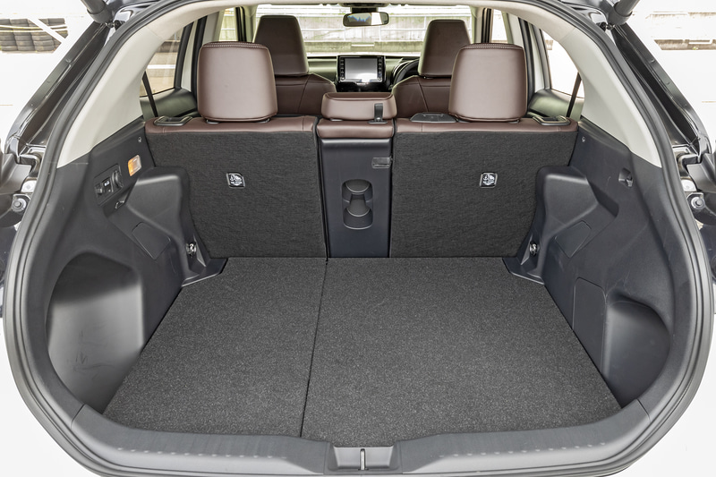 荷室には6：4分割のデッキボードを装備。上段セット時にはリアシートを倒すとフラットなスペースになる