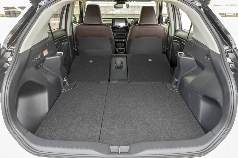 荷室には6：4分割のデッキボードを装備。上段セット時にはリアシートを倒すとフラットなスペースになる