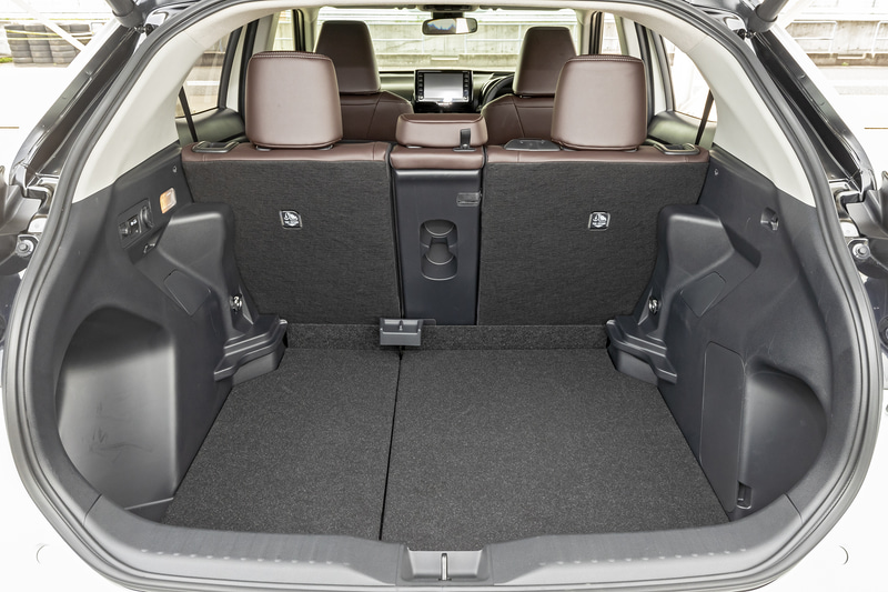 デッキボードを下段にセットした状態。荷室容量は390L（VDA法）、リアシート中央部は単独もしくは右側とセットで倒すことが可能。左側と中央の組み合わせは不可