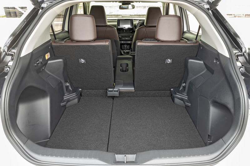 デッキボードを下段にセットした状態。荷室容量は390L（VDA法）、リアシート中央部は単独もしくは右側とセットで倒すことが可能。左側と中央の組み合わせは不可