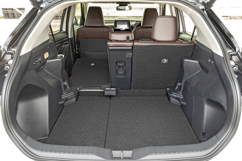 デッキボードを下段にセットした状態。荷室容量は390L（VDA法）、リアシート中央部は単独もしくは右側とセットで倒すことが可能。左側と中央の組み合わせは不可