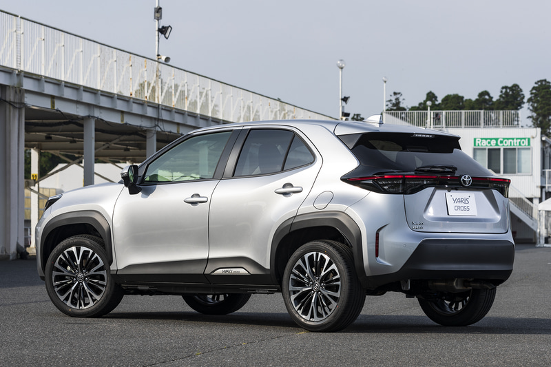 撮影車両のグレードはZ。ボディカラーはシルバーメタリック。ハイブリッド車との違いはブランドロゴ部分が分かりやすい