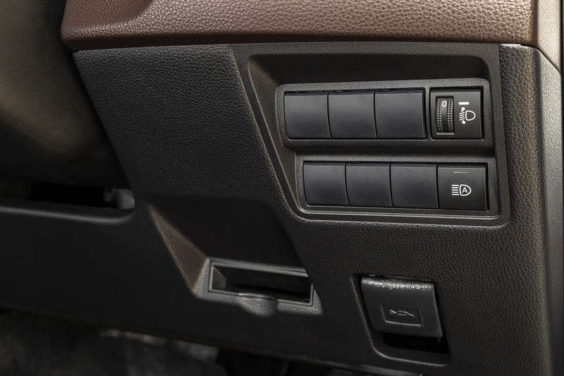 ステアリングコラム右側のスイッチ群。下部にはボンネットオープナーとETC車載器用スペースがある