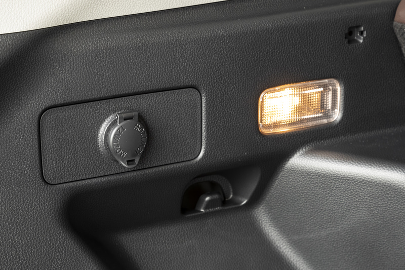 ラゲッジにはDC12Vソケットを装備