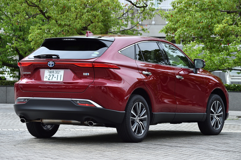 写真は新型ハリアー「G」のハイブリッド4WD（E-Fore）モデル。価格は422万円。ボディサイズは4740×1855×1660mm（全長×全幅×全高）、ホイールベースは2690mm。18インチの切削光輝＋ダークグレーメタリック塗装のアルミホイールに装着するタイヤは、225/60R18サイズのダンロップ「グラントレック PT30」