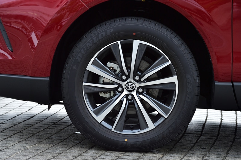 写真は新型ハリアー「G」のハイブリッド4WD（E-Fore）モデル。価格は422万円。ボディサイズは4740×1855×1660mm（全長×全幅×全高）、ホイールベースは2690mm。18インチの切削光輝＋ダークグレーメタリック塗装のアルミホイールに装着するタイヤは、225/60R18サイズのダンロップ「グラントレック PT30」