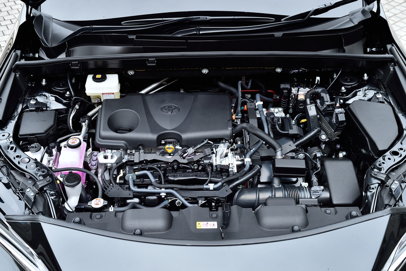 ハイブリッドモデルは最高出力131kW（178PS）、最大トルク221Nm（22.5kgfm）を発生する直列4気筒2.5リッター直噴型エンジンと最高出力88kW（120PS）、最大トルク202Nm（20.6kgfm）を発生するモーターをフロントに搭載。4WDモデルではリアに最高出力40kW（54PS）、最大トルク121Nm（12.3kgfm）を発生するモーターが追加される。WLTCモード燃費はハイブリッドの2WDモデルで22.3km/L、4WDモデルで21.6km/L。このほかに、最高出力126kW（171PS）、最大トルク207Nm（21.1kgfm）を発生する直列4気筒2.0リッターエンジンを搭載するガソリンモデルもラインアップ