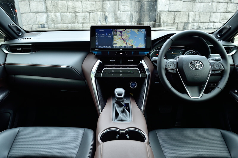 ハリアーの高級感漂う内装。グレードによってブラック、ブラウン、グレーから内装色を選べる。撮影車は12.3インチのディスプレイを持つT-Connect SDナビゲーションシステム＋JBLサウンドシステムを装着