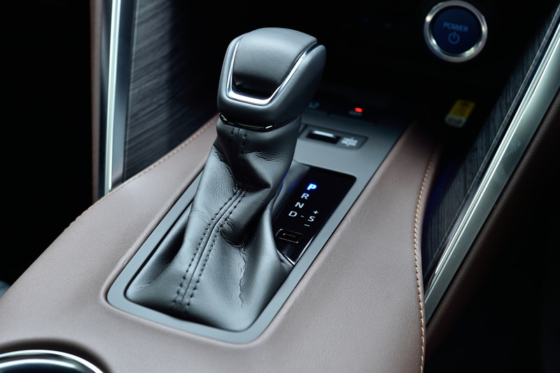 ハリアーの高級感漂う内装。グレードによってブラック、ブラウン、グレーから内装色を選べる。撮影車は12.3インチのディスプレイを持つT-Connect SDナビゲーションシステム＋JBLサウンドシステムを装着