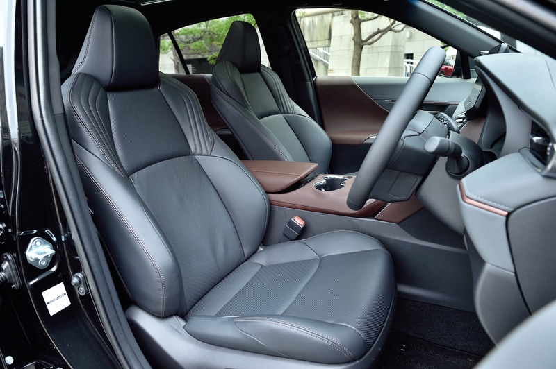 シート表皮は写真の本革のほか、ファブリック＋合成皮革、ファブリックの3種類を設定