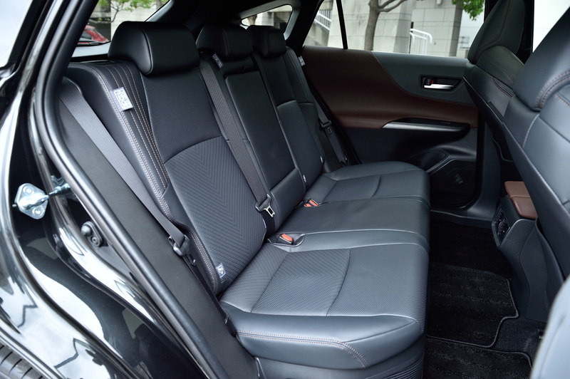 シート表皮は写真の本革のほか、ファブリック＋合成皮革、ファブリックの3種類を設定