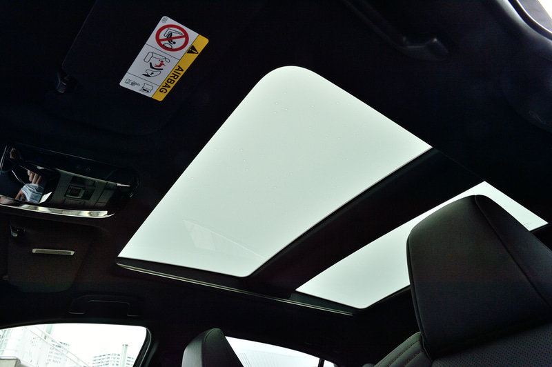 調光モード（左）と透過モード（中央）はマップランプ部分（右）のスイッチから変更可能