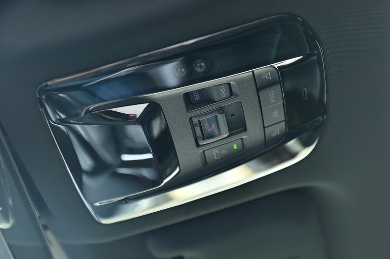 調光モード（左）と透過モード（中央）はマップランプ部分（右）のスイッチから変更可能